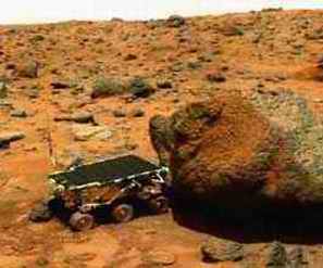 Марсоход уперся в огромную глыбу